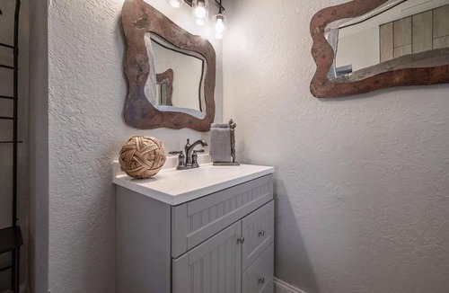 South Seminole Heights Apartment | Swank Pad off River with free WiFi & parking-324