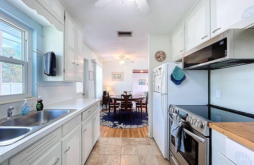 Holmes Beach House | Sweet Slice of Old Florida Charm with modern amenities, large yard & beach gear