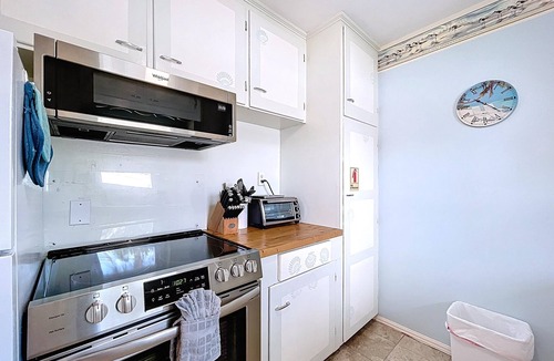 Holmes Beach House | Sweet Slice of Old Florida Charm with modern amenities, large yard & beach gear