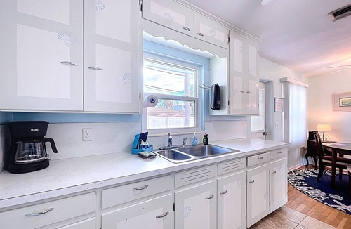 Holmes Beach House | Sweet Slice of Old Florida Charm with modern amenities, large yard & beach gear