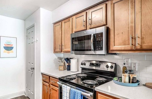 Sun Bay South Apartment | Tampa Retreat | 2BR King+Queen | Pool · Pets