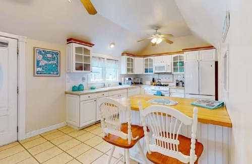 Onset House | Thanksgiving 2025: Just 20 minutes from historic Plymouth! Walk to Beach.