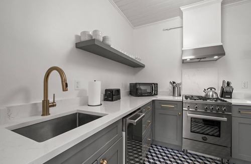 Hyde Park Apartment | The Adaline #8 - Luxury Second Floor Bayshore Apt!
