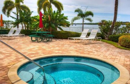 St. Petersburg - Clearwater Apartment | The Bayview a Quaint 1 1 Balcony on the bay