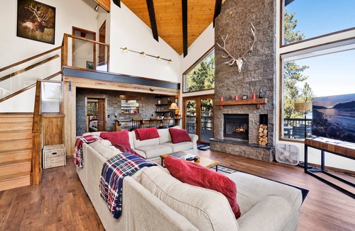 Big Bear Lake Cabin | The Birdhouse Big Bear Lake | Pool Table | Foosball | Hot Tub