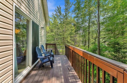 Pocono Lake House | The Cozy Owl – 3-Level Cabin Near Arrowhead Lake w/Fireplace & Firepit