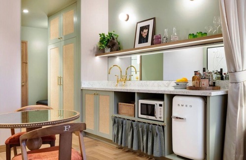 Hyde Park Hotel | The Deluxe King at Palihouse Hyde Park Village, Pets Allowed