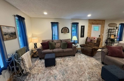 Kyle House | The Fireball is a charming 2-bedroom bungalow in Northfork with WiFi, AC