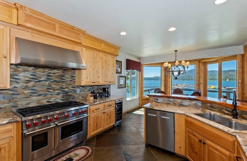 The Village Cabin | The Grand On the Shore by Destination Big Bear : Luxury Lakefront! Garage Parking! Pool Table! Hot Tub! Walk to the Village!