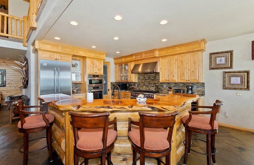 The Village Cabin | The Grand On the Shore by Destination Big Bear : Luxury Lakefront! Garage Parking! Pool Table! Hot Tub! Walk to the Village!