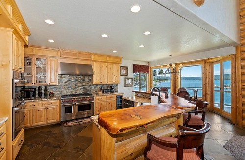 The Village Cabin | The Grand On the Shore by Destination Big Bear : Luxury Lakefront! Garage Parking! Pool Table! Hot Tub! Walk to the Village!
