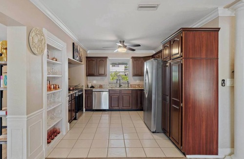 Disston Heights House | The Heaven - Pet Friendly w/BBQ, Pool & Tiki Bar