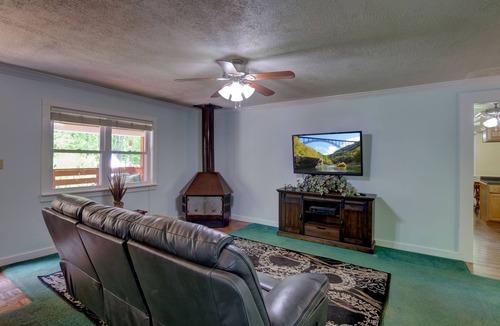 Lansing House | The Lansing Cottage is one mile from the New River G orge Bridge.