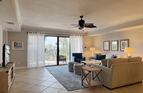 Englewood Apartment | The Palms – 3BR Condo with Balcony & Pool