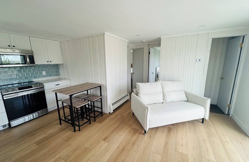 Sagamore Beach Cottage | The perfect family- and pet-friendly getaway steps from the sandy beach