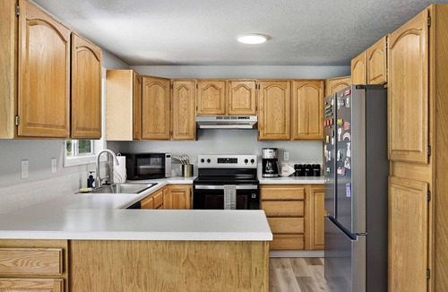 West Valley House | The Rad Pad - Arcades, Seasonal Pool
