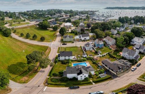 Stonington Apartment | The Seafarers Stay A Nautically Themed 3BR Flat in Stonington Borough