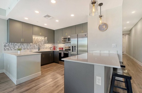 North Trail Condo | The Strand 304 - Luxury Waterfront Bay Views - Heated Pool & Spa - Near Downtown
