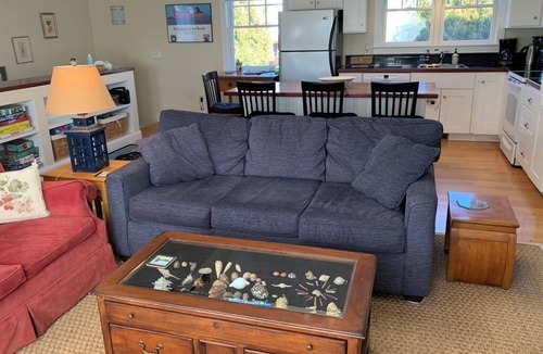 Jamestown Apartment | The Waves Carriage House Apartment