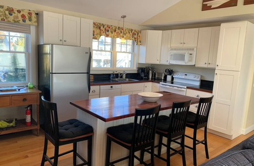 Jamestown Apartment | The Waves Carriage House Apartment