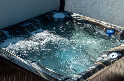 South Westminster House | The Western Getaway | Hot Tub| Huge Yard