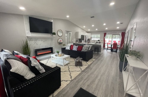 Largo House | TIKI BAR+SAUNA+HEATED POOL+HOT TUB! 7 MILES TO THE BEACH 3BD 2BA 2 KING BEDS!