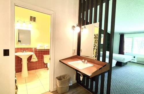 Manchester Center Hotel | Toll Road Inn