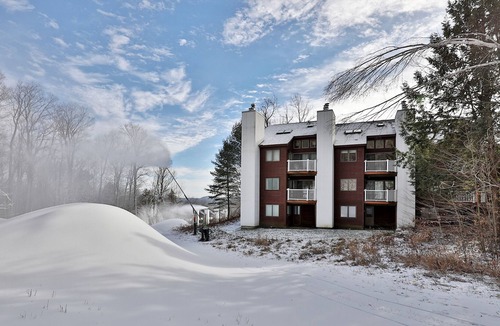 Ludlow Condo | Top-floor condo with fireplace, balcony, tennis, washer/dryer & WiFi