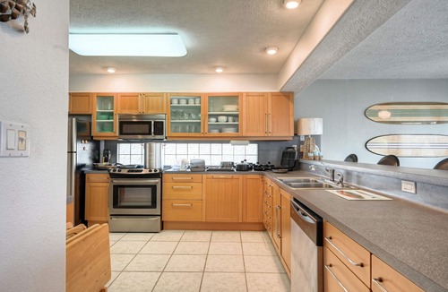 Pirates Beach House | Top Floor Suite with Oceans Views, 3 Min Walk to Beach & Dog Friendly