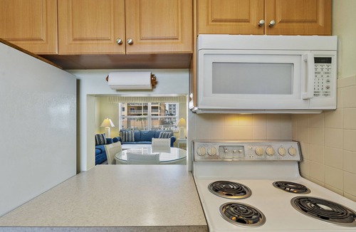 Treasure Island Condo | Treas Is St Pete Short Long Term 2 Blks Beach Heated Pool King Bed Boat Slip 9