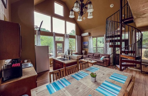 New Braunfels Cabin | Treehouse 1 Mockingbird Lodge - Best Texas Travel
