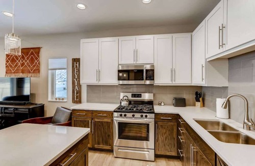 Georgetown Condo | Trekker Townhome | Mountain Charm | New Floors!