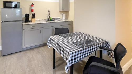 Iona House | TriLuxe Inn & Studios