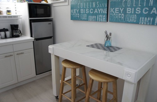 Cherokee Park Apartment | Tropical Beach/Town Studio Prime Mainland Location