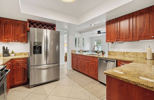 Glen Oaks House | TropiCool Retreat | Private Pool + Hot Tub + More!