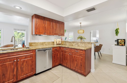 Glen Oaks House | TropiCool Retreat | Private Pool + Hot Tub + More!