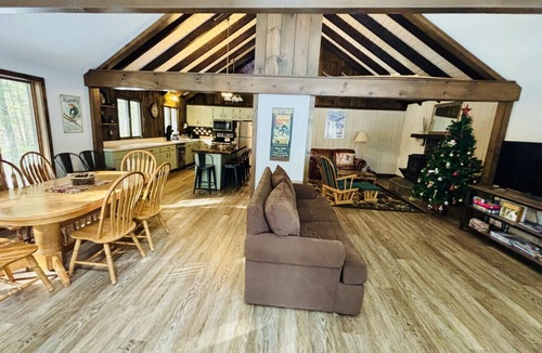 Wilmington Cabin | Updated Chalet. Minutes from Mt, Lakes and Golf.
