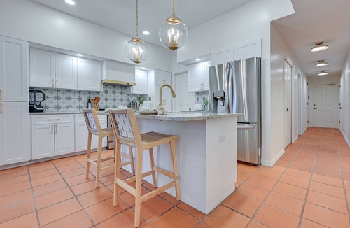 Valrico Villa | Valrico Villa: Pool, Spa, Court & Game Room