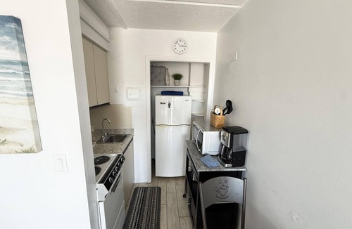 Golden Beach Condo | Venice Beach Studio – Pool & Private Shore