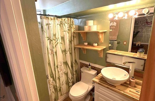 Waikiki Hotel | Waikiki Living, 4 blocks from surf, mountain views, king size bed and office!