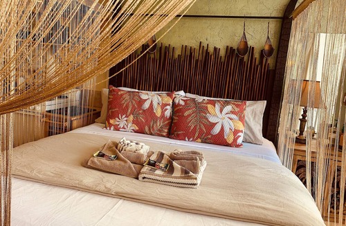 Waikiki Hotel | Waikiki Living, 4 blocks from surf, mountain views, king size bed and office!