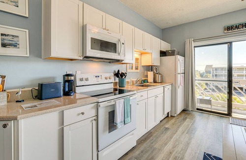 Garden City Condo | Walk to Beach: Top-Floor Condo in Murrells Inlet