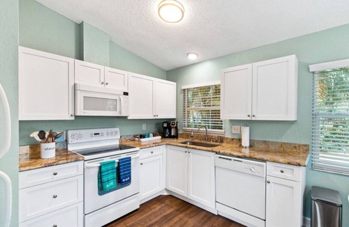 Palm Harbor Villa | Walk to beach & trail-bikes, beach gear, porch