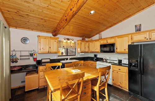 Big Bear Lake Cabin | Walk to Bear Mtn! HOT TUB! WIFI! Propane BBQ!