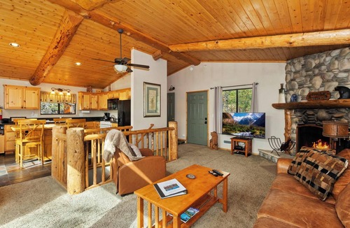 Big Bear Lake Cabin | Walk to Bear Mtn! HOT TUB! WIFI! Propane BBQ!