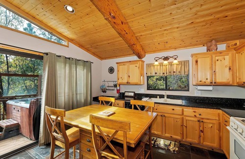 Big Bear Lake Cabin | Walk to Bear Mtn! HOT TUB! WIFI! Propane BBQ!