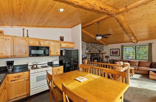 Big Bear Lake Cabin | Walk to Bear Mtn! HOT TUB! WIFI! Propane BBQ!