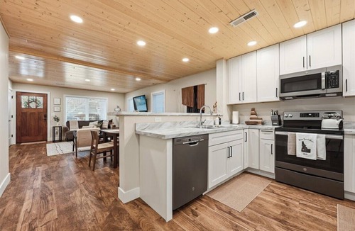 Southeast Boise House | *Walk To BSU*HotTub*Parking*300Mbps*Smart TV*W/D*A/C