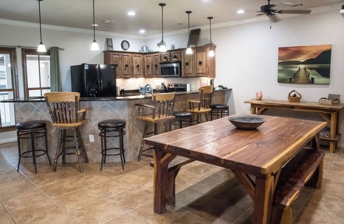 Gruene Condo | Walk to Gruene Hall!On Guadalupe River! Pets Welcome