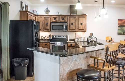 Gruene Condo | Walk to Gruene Hall!On Guadalupe River! Pets Welcome